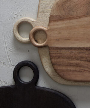 Ξύλο κοπής σε σκούρο καφέ χρώμα